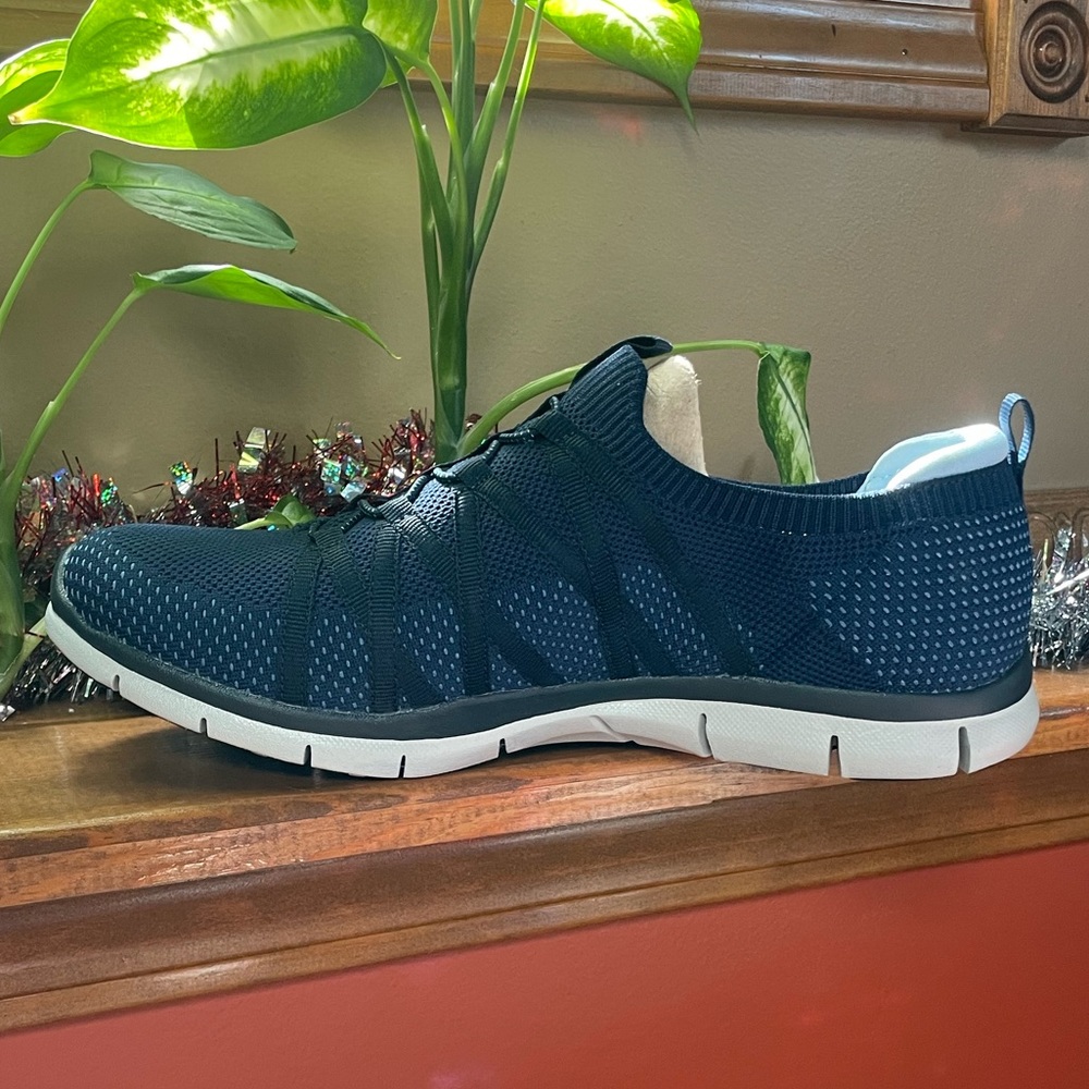 SKECHERS WOMENS GRATIS CHIC NEWNESS SLIP ON SNEAKER IN NAVY. SIZE 11W.